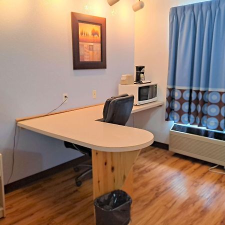 Super 8 By Wyndham Three Hills Ab Hotell Exteriör bild