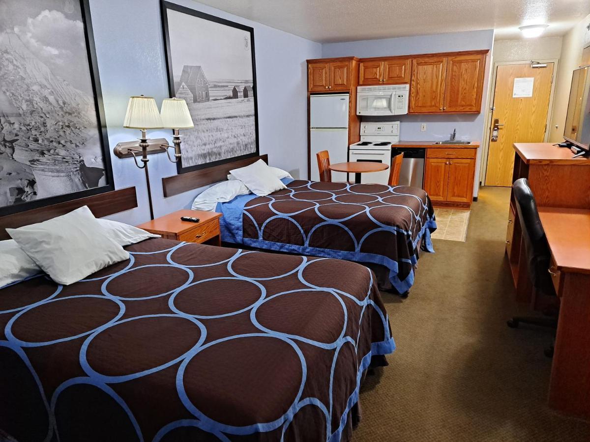 Super 8 By Wyndham Three Hills Ab Hotell Exteriör bild