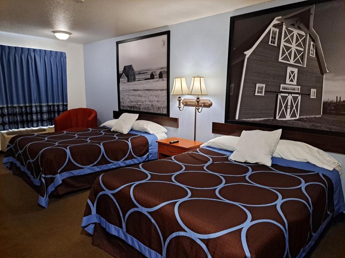 Super 8 By Wyndham Three Hills Ab Hotell Exteriör bild