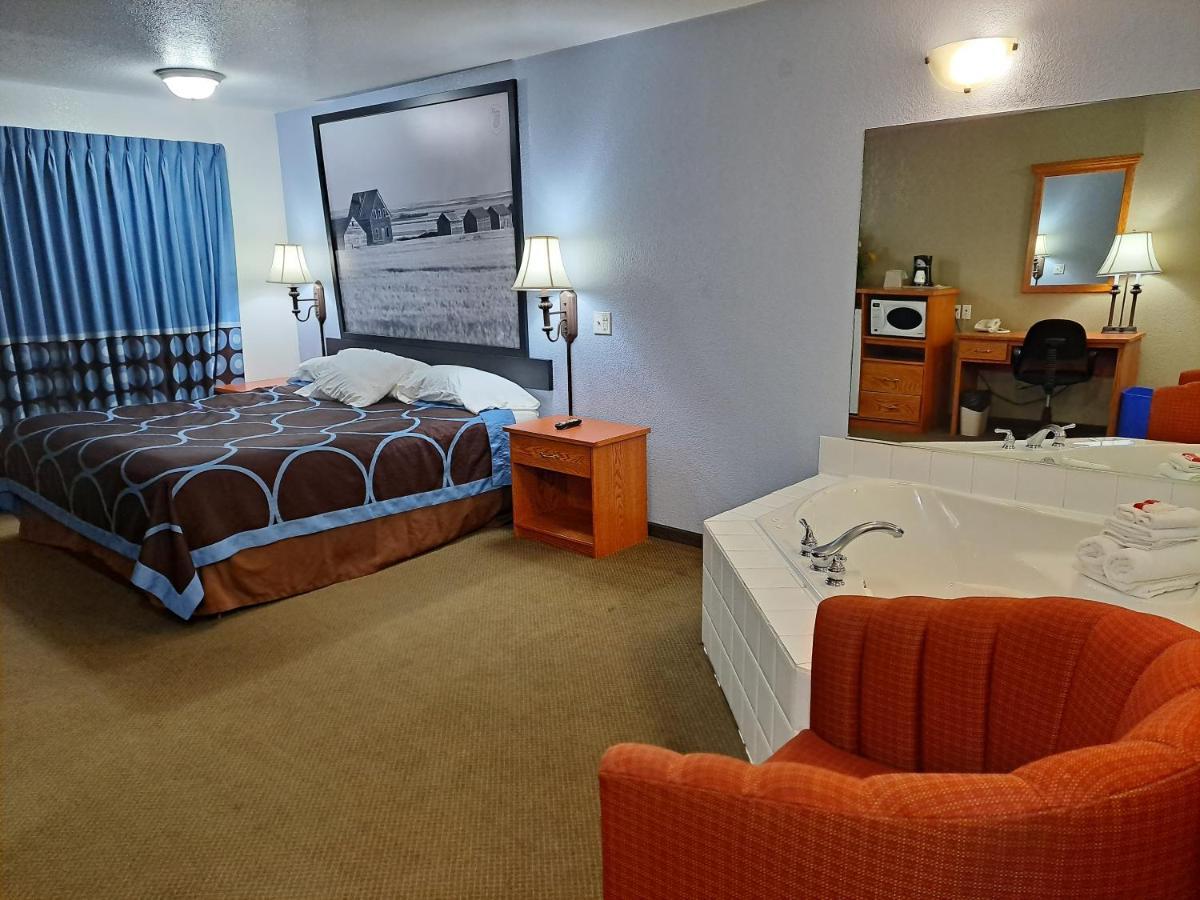 Super 8 By Wyndham Three Hills Ab Hotell Exteriör bild