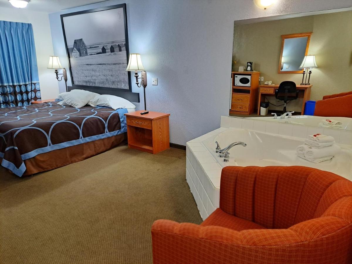 Super 8 By Wyndham Three Hills Ab Hotell Exteriör bild