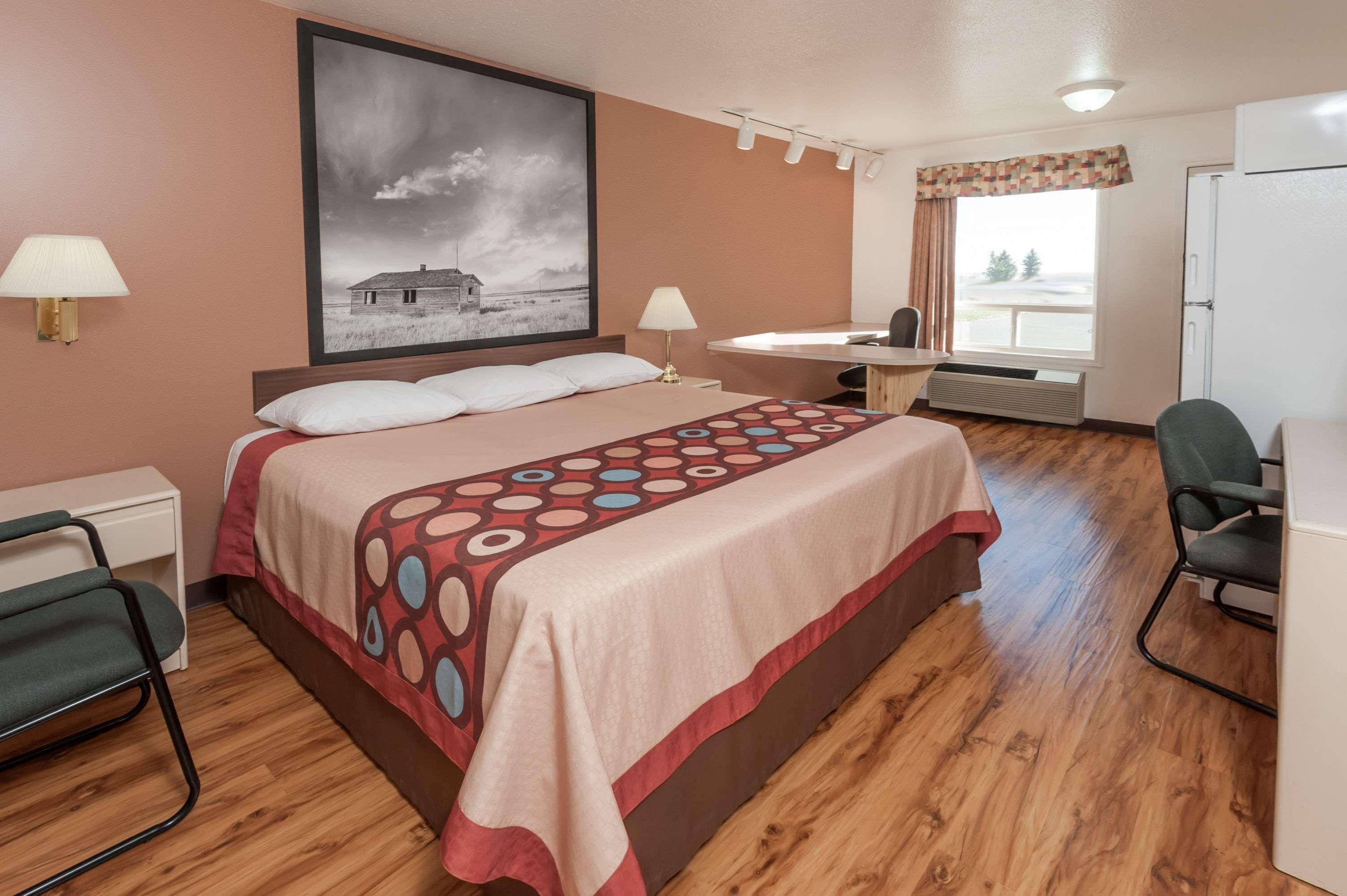 Super 8 By Wyndham Three Hills Ab Hotell Exteriör bild