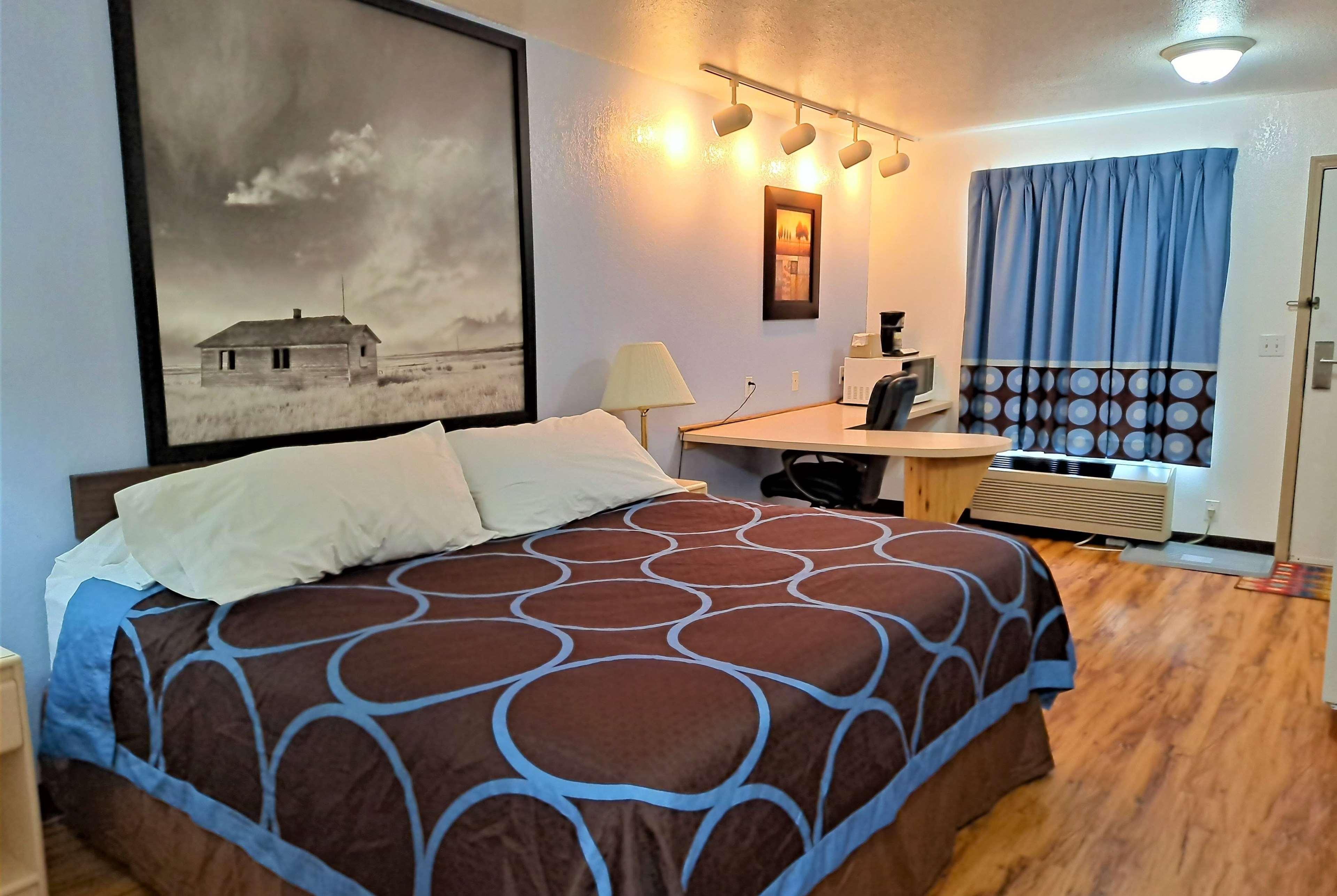 Super 8 By Wyndham Three Hills Ab Hotell Exteriör bild