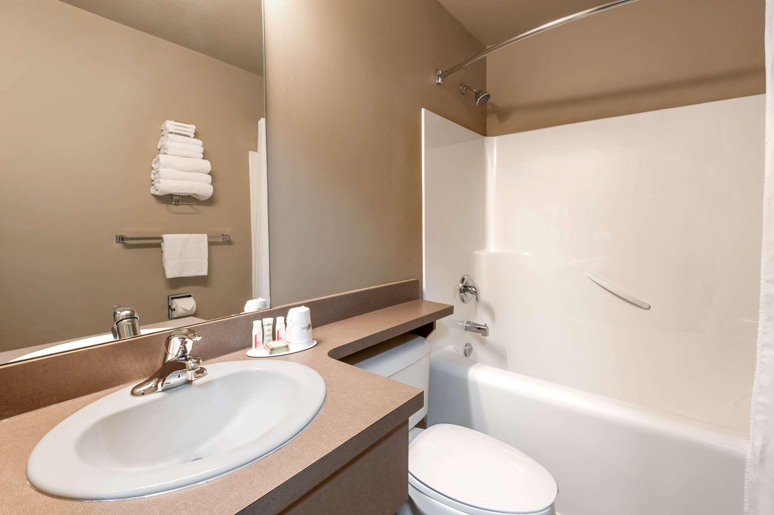 Super 8 By Wyndham Three Hills Ab Hotell Exteriör bild
