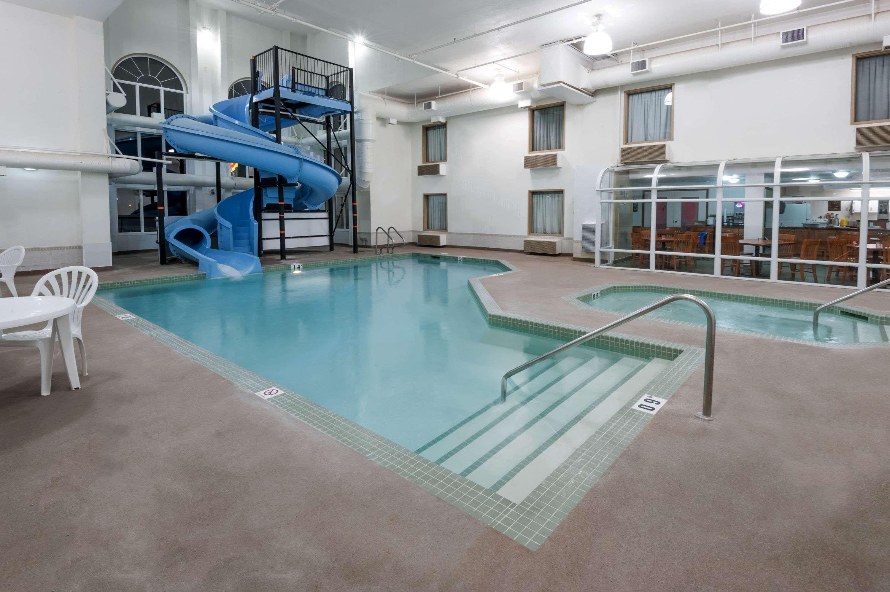 Super 8 By Wyndham Three Hills Ab Hotell Exteriör bild